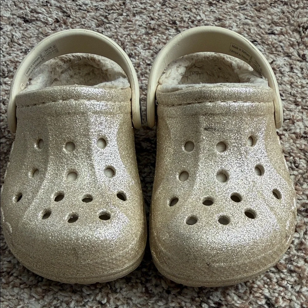 TODDLER GOLD SPARKLY FUR LINED CROCS
